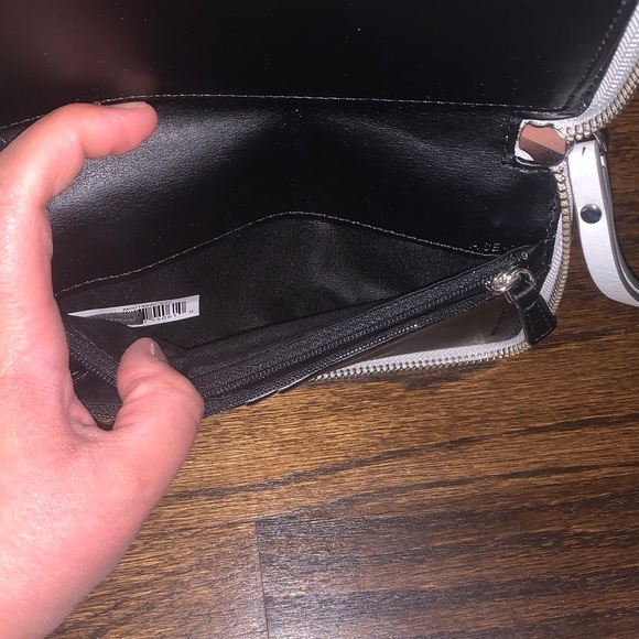 Marc Jacobs Empire City Travel Wallet with Strap light gray - Picture 12 of 16